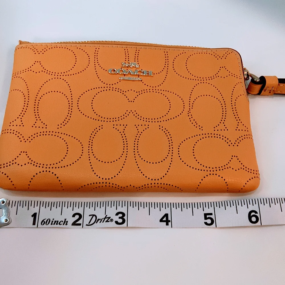 NWOT COACH Perforated Leather‎ Corner Zip Wristlet in  Honey/Tan Color